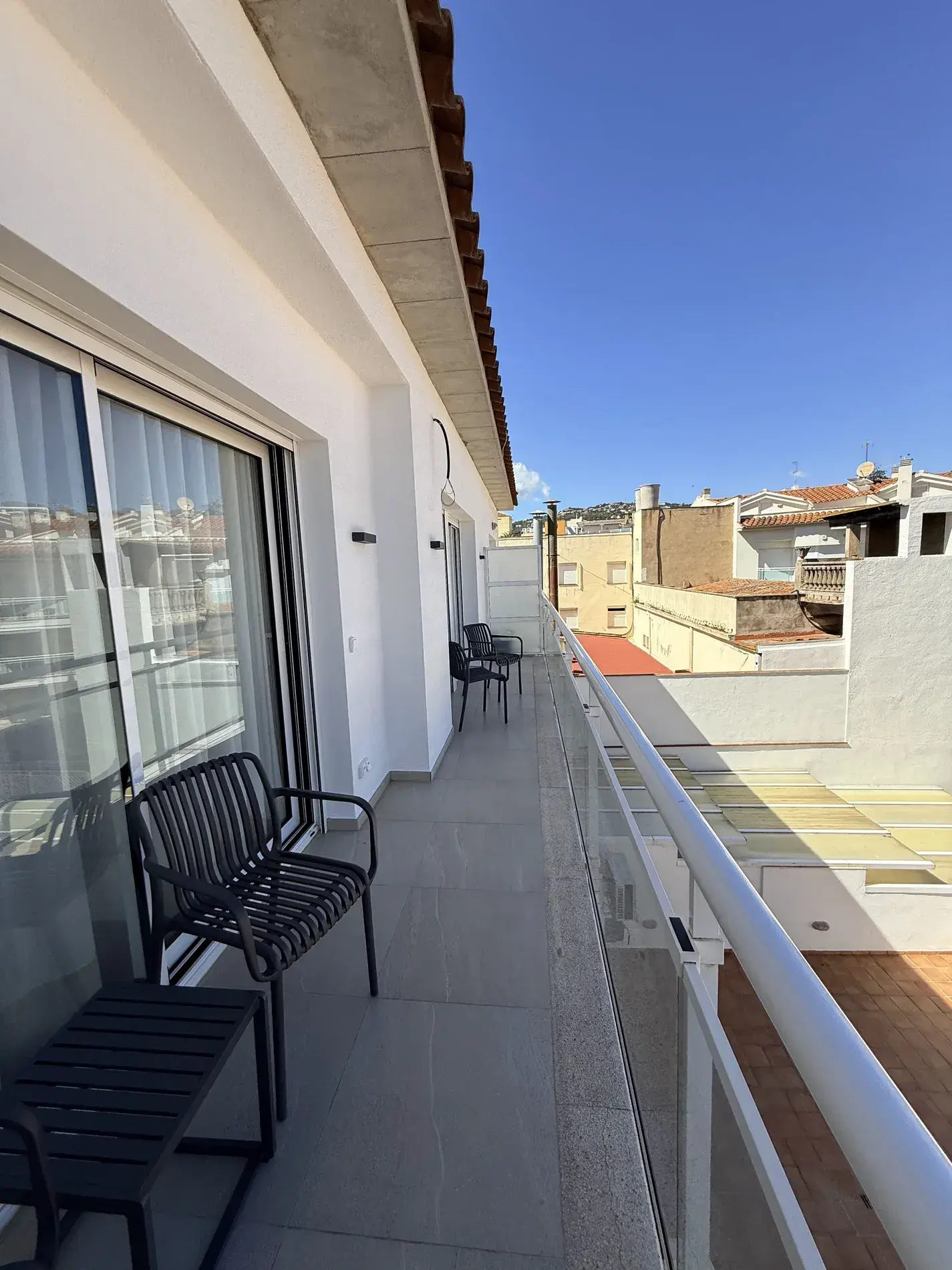 Balcón de un piso reformado en Platja d'Aro con vistas al pueblo