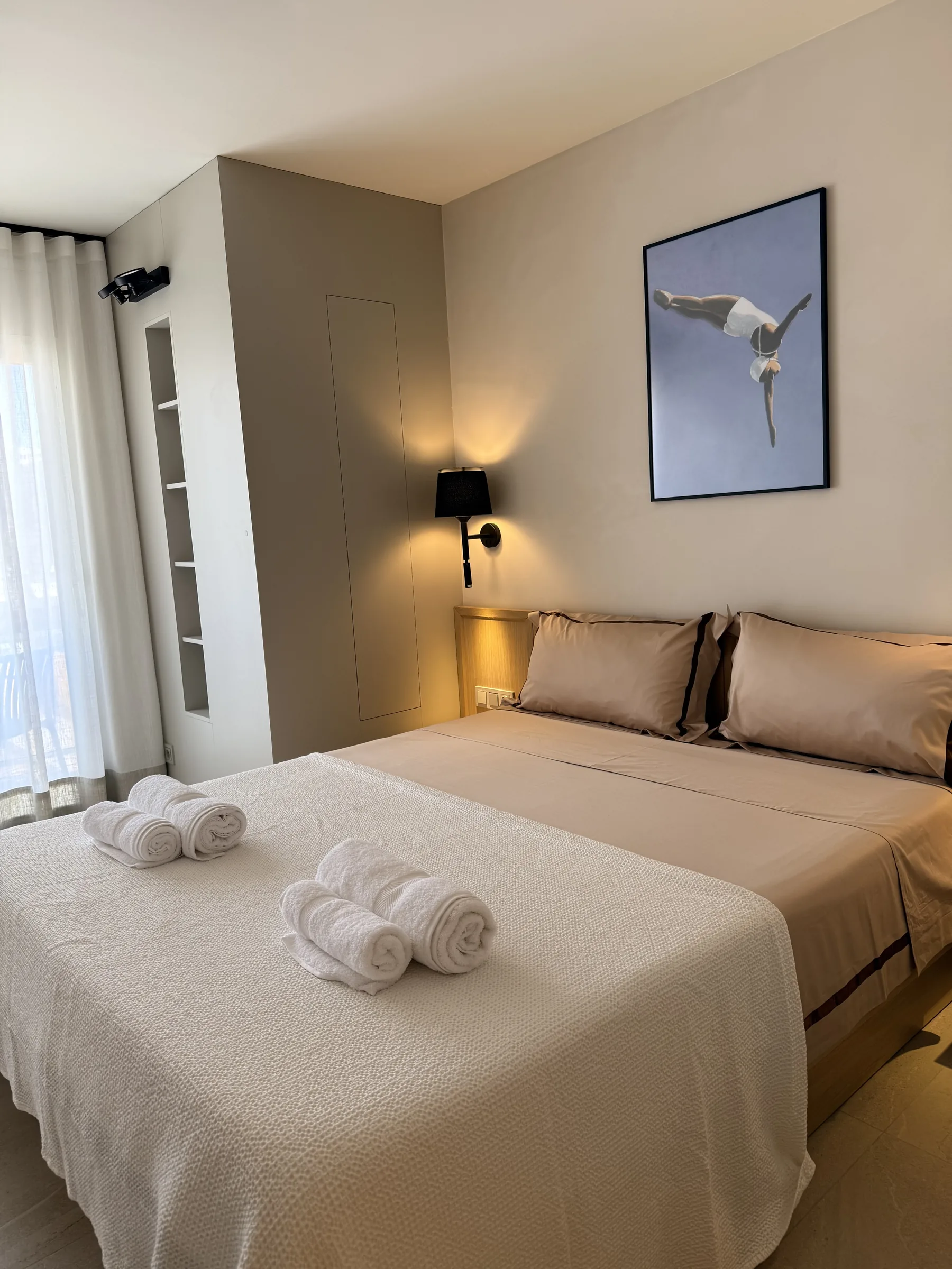 Dormitorio de invitados con cama de matrimonio y mesillas de roble