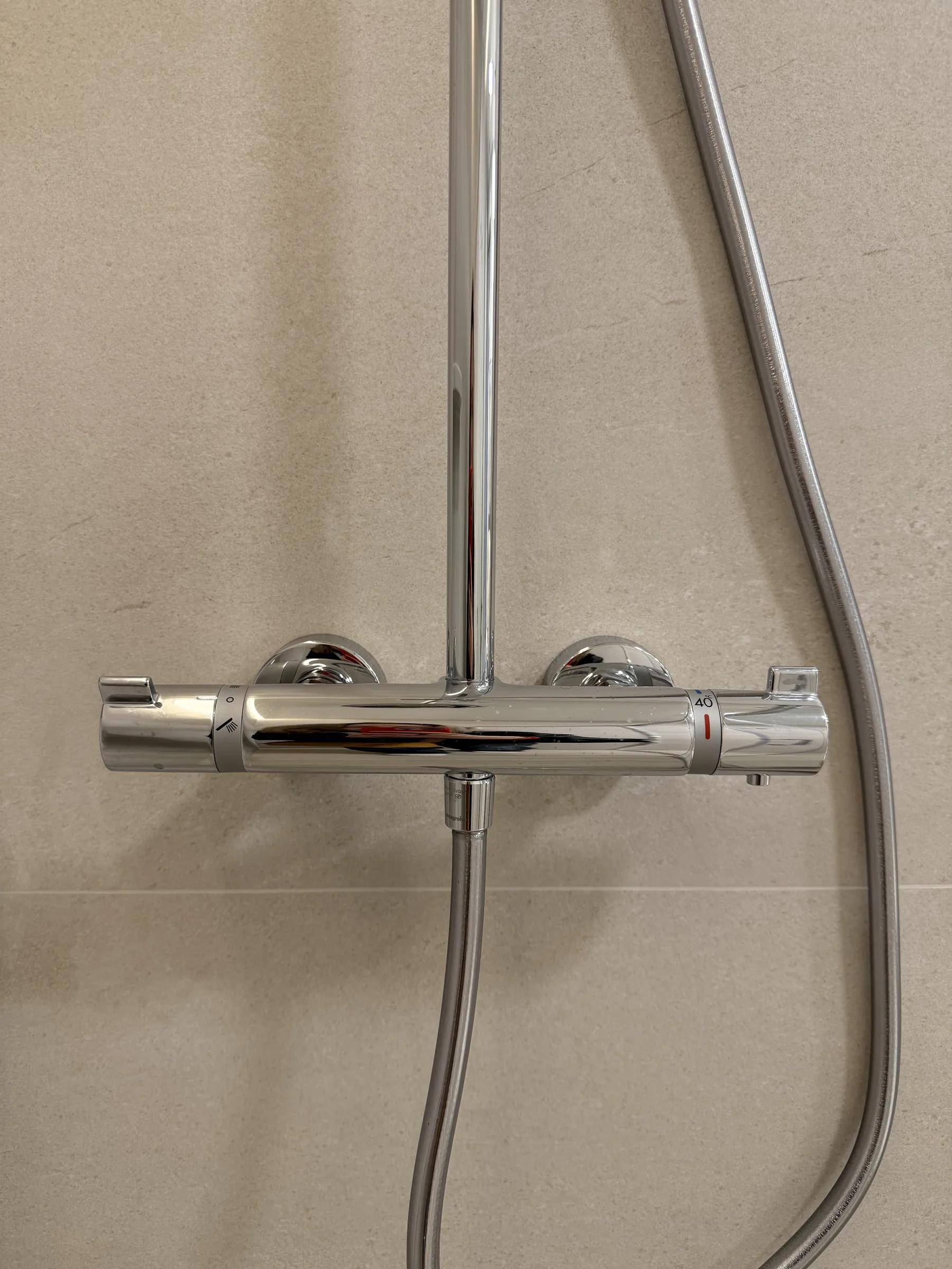 Ampliar imagen Columna de ducha con grifo termostático instalada en obra