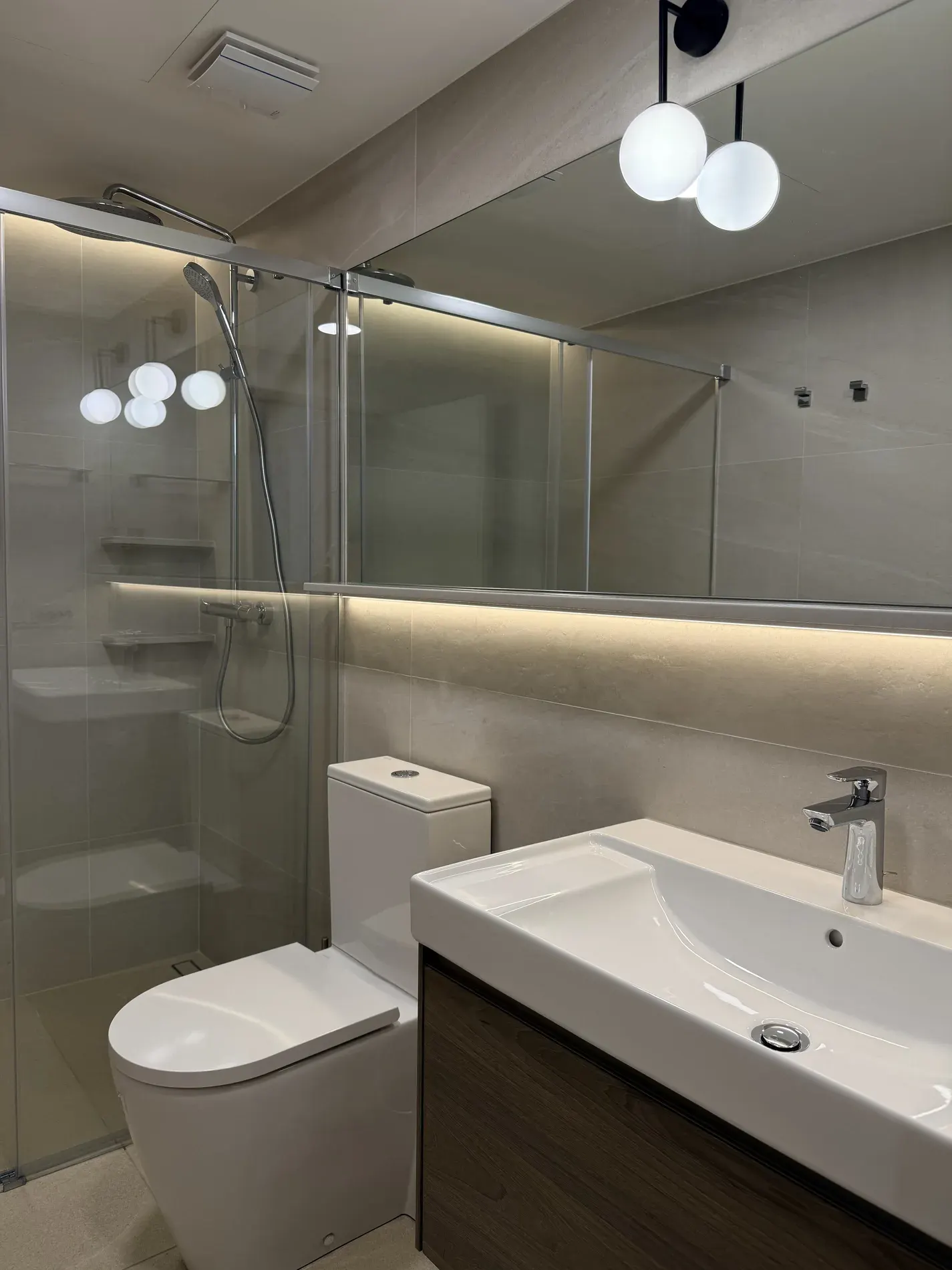Ampliar imagen Baño con ducha de obra, mampara de cristal y luz LED perimetral