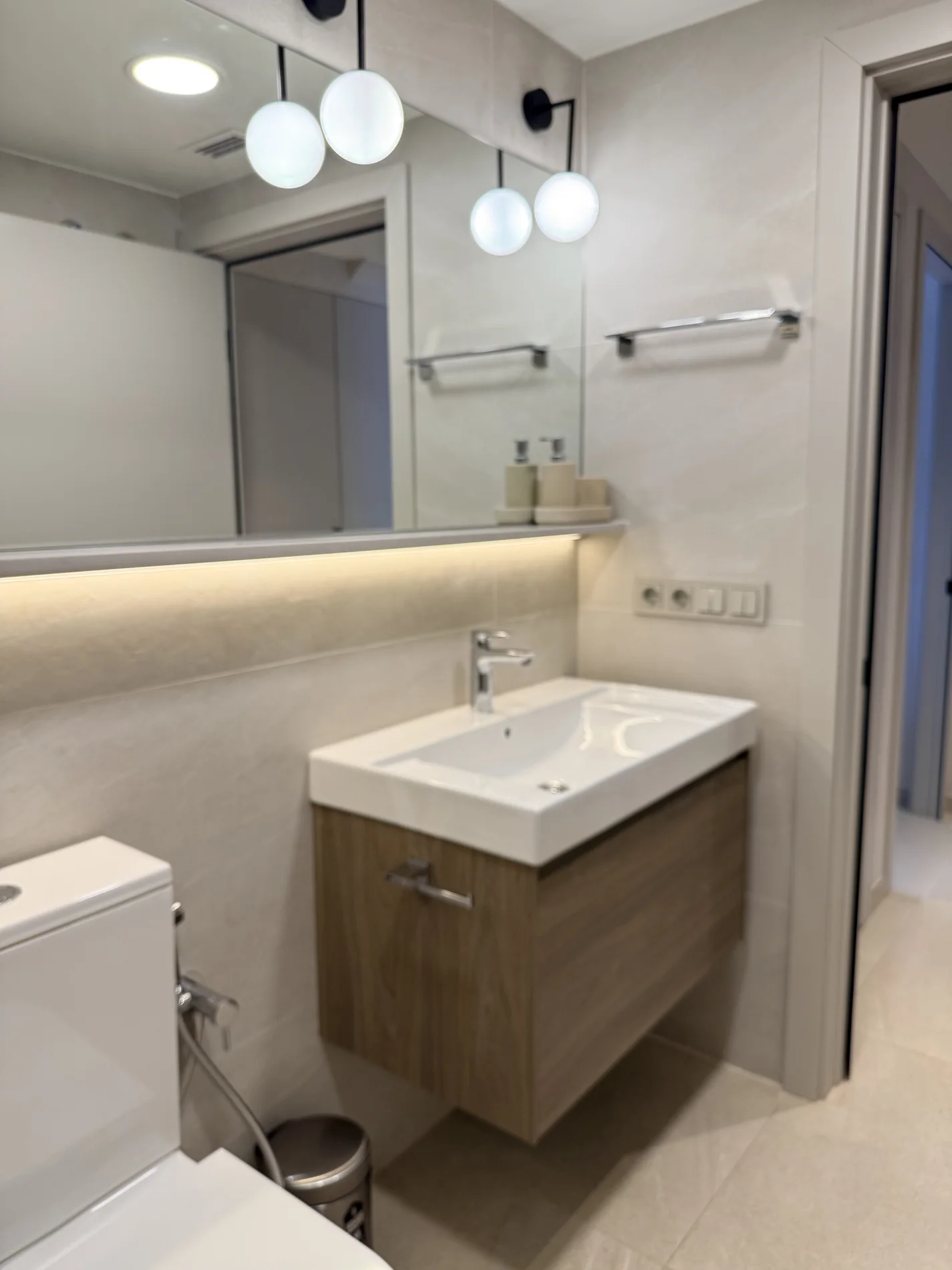 Ampliar imagen Mueble de baño de madera suspendido con lavabo integrado