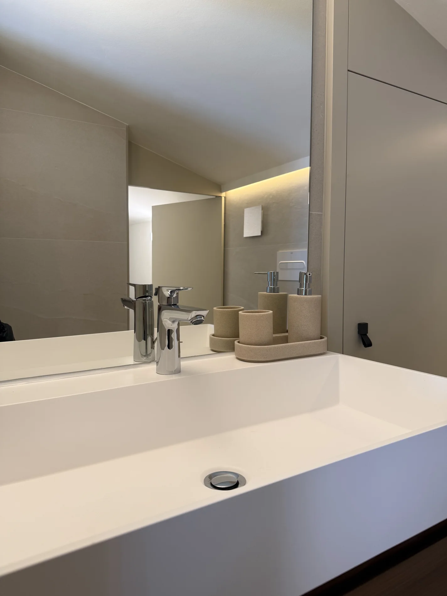 Lavabo blanco con grifería cromada y accesorios
